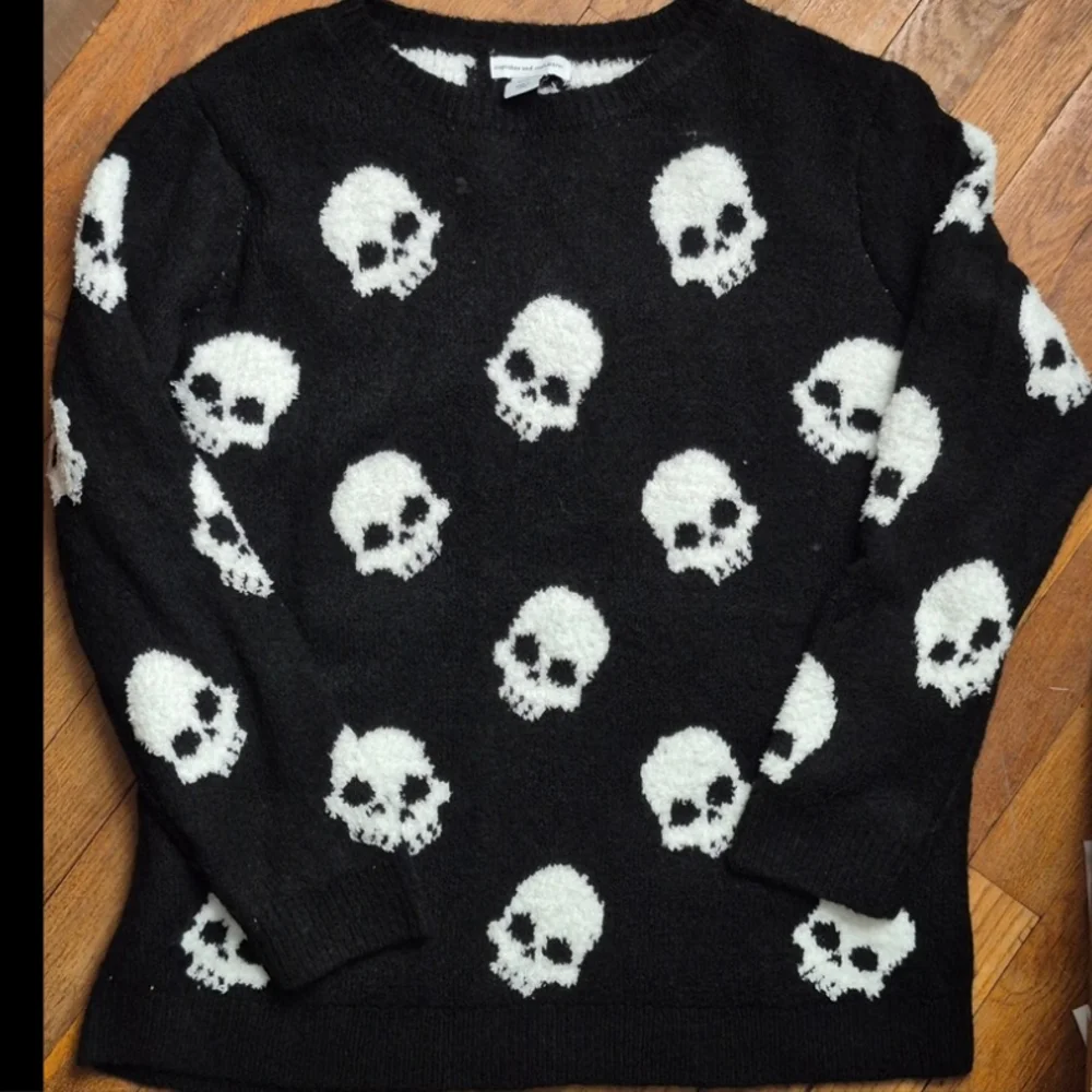 SOLD Cupcakes & Cashmere Black Sweater with White Skull Pattern Plus Size 1X - Picture 1 of 6